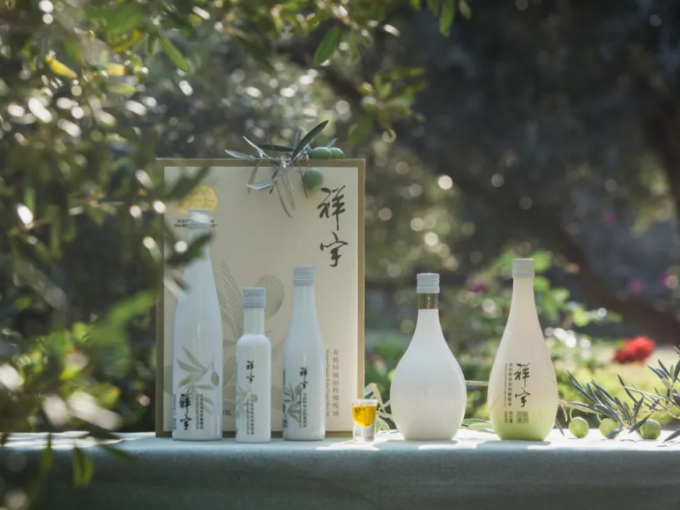 從甘肅隴南的青山幽谷，到一線城市的高端賣場(chǎng)；從一顆油橄欖在晨露中初綻的青澀，到一..